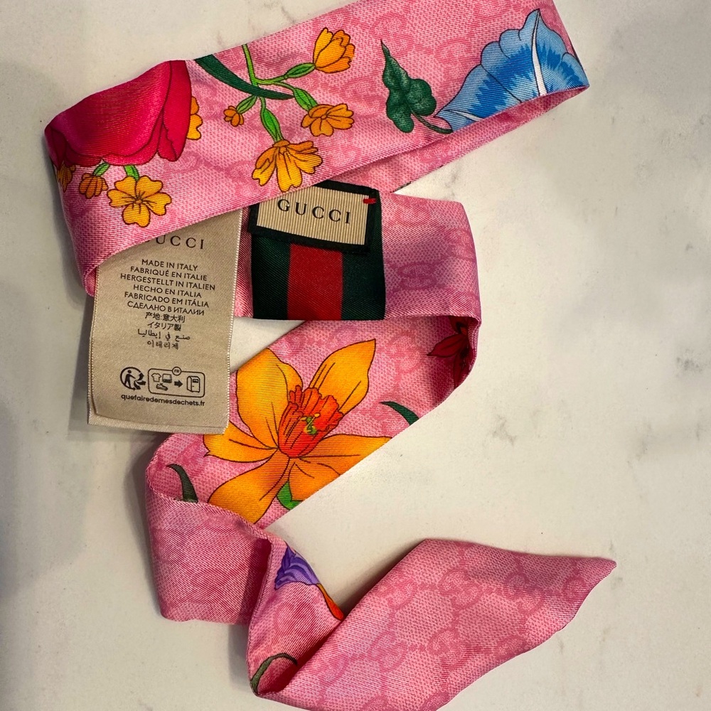 Gucci Flora print Silk neck bow